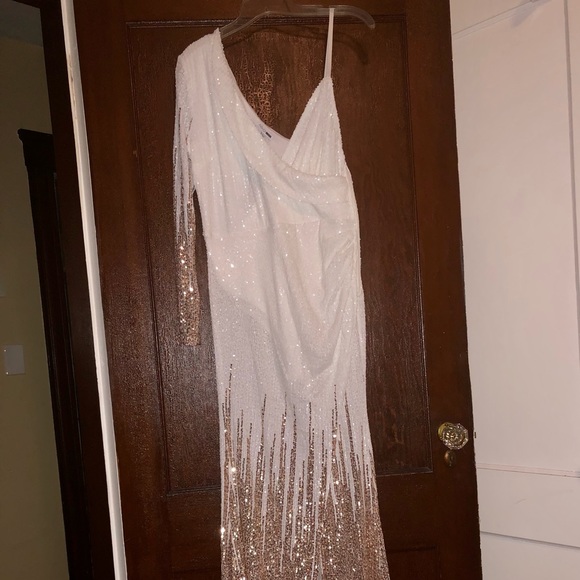 IVE GAINED MORE WEIGHT THEN I THOUGHT AND COULD NOT FIT IT. White/rose gold seq. - Picture 11 of 12